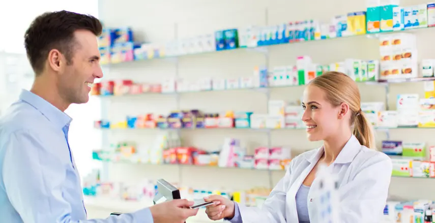 Quel est le titre professionnel de ceux qui travaillent en pharmacie