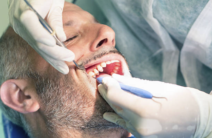 Comment &eacute;volue le salaire d&rsquo;un dentiste au fil des ann&eacute;es