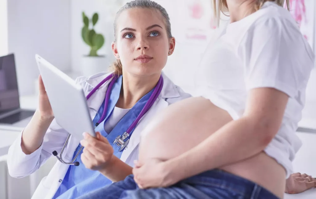 Comment &eacute;volue le salaire d&rsquo;une sage femme au cours de sa carri&egrave;re