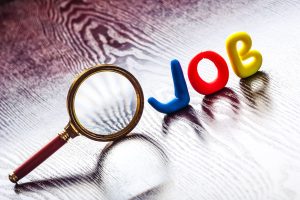 Elle imprime son CV sur un t-shirt après des refus en série