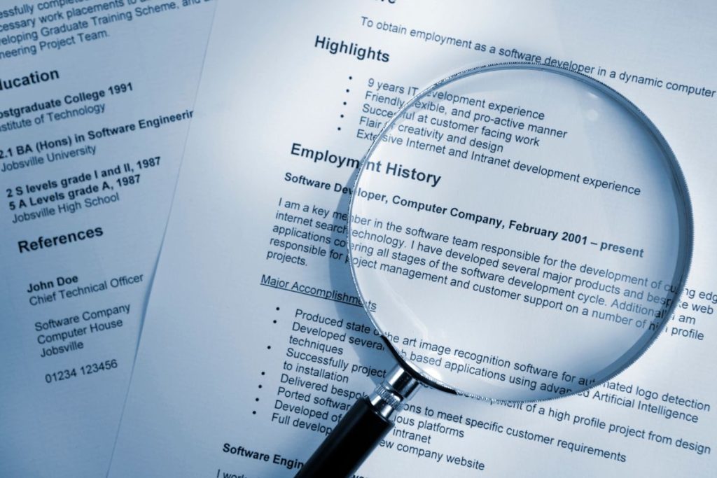 pourquoi les “trous” dans les CV explosent en France