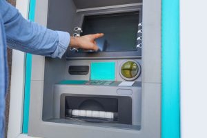 retirer de l’argent au distributeur sans carte bancaire