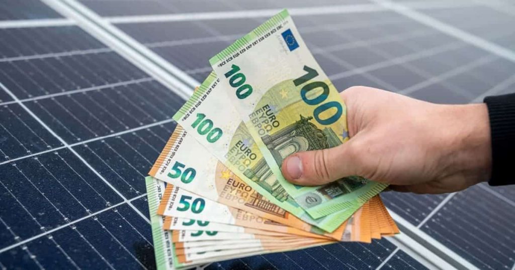 Combien rapporte 100 m² de panneaux solaires