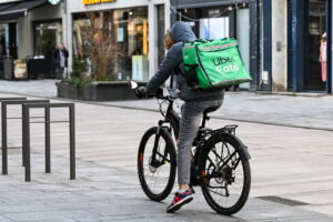 Quelle assurance faut il pour travailler comme livreur Uber Eats