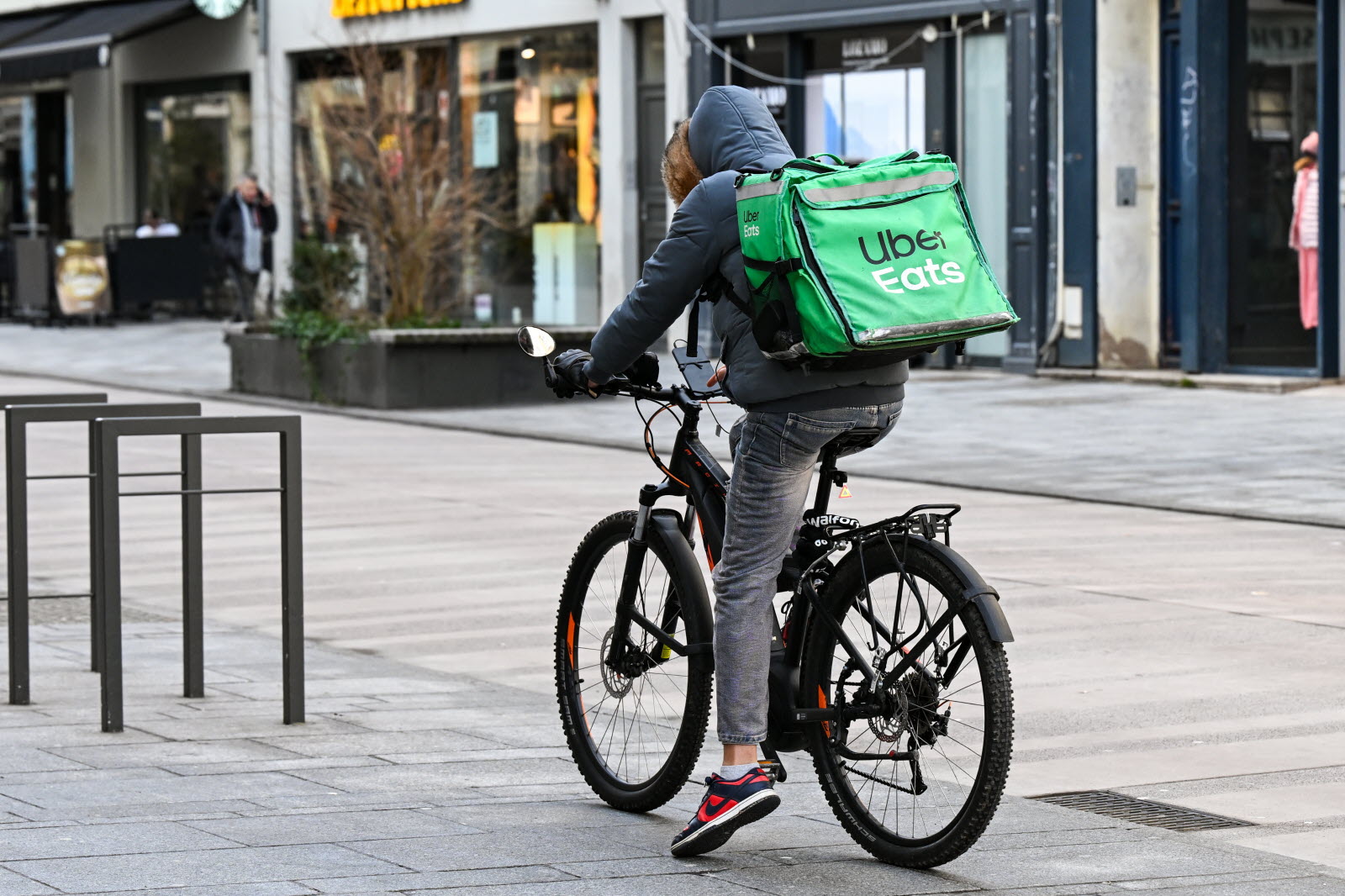 Quelle assurance faut-il pour travailler comme livreur Uber Eats ?