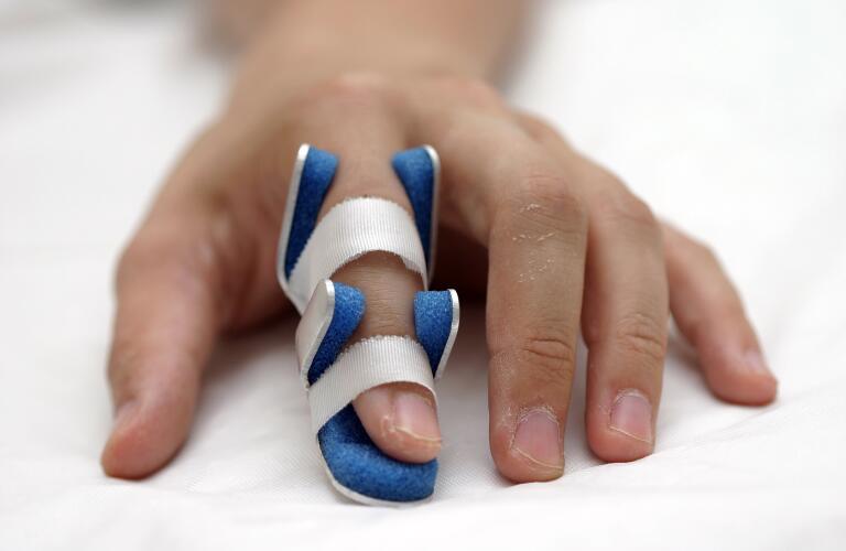 ravailler avec une fracture du doigt